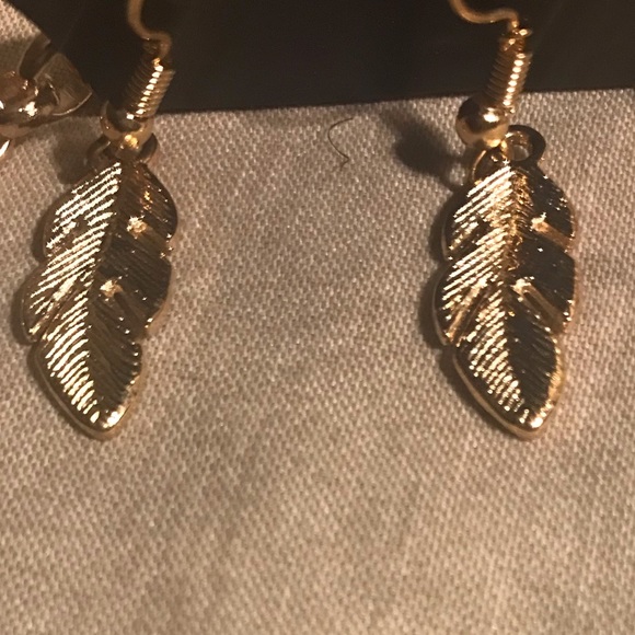 Gold & White Double Leaf 20” Chain w/Gold Earrings - Picture 4 of 4